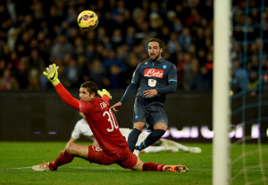 NAPLES, ITALY - FEBRUARY 04: Gonzalo Higuain of SSC Napoli (R) scores the goal during the TIM Cup match between SSC Napoli and FC Internazionale at Stadio San Paolo on February 4, 2015 in Naples, Italy. (Photo by Claudio Villa - Inter/Getty Images)